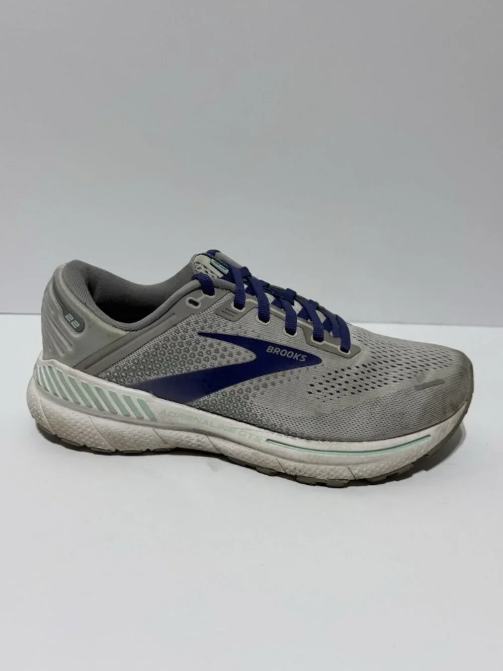 Brooks Women’s Adrenaline GTS 22 Gray Running Shoes, Size 9 Extra Wide